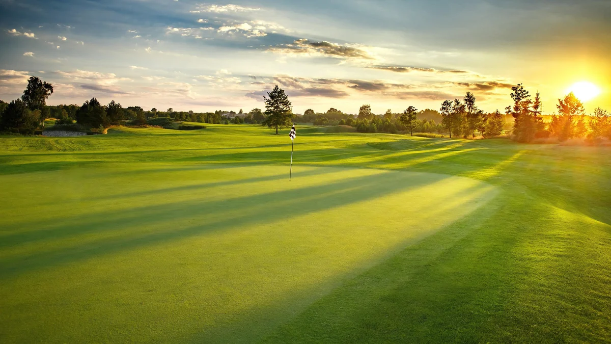 Golfové hřiště za slunečního západu